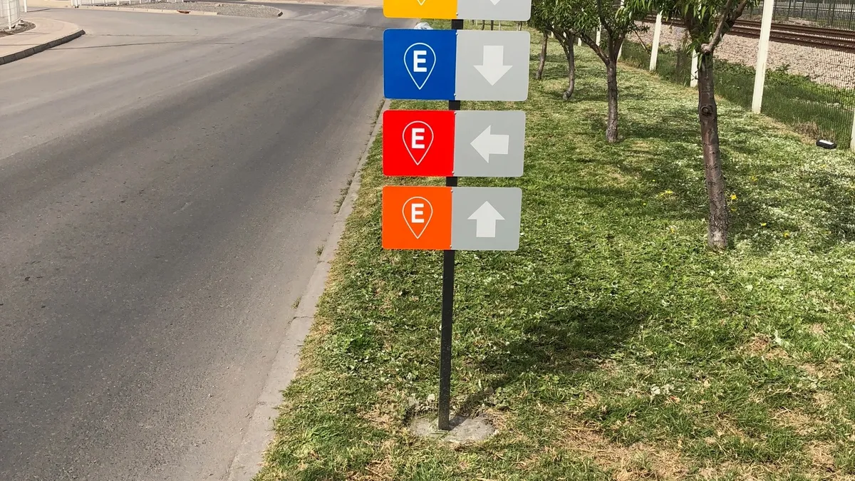 Señalética direccional instalada en acceso