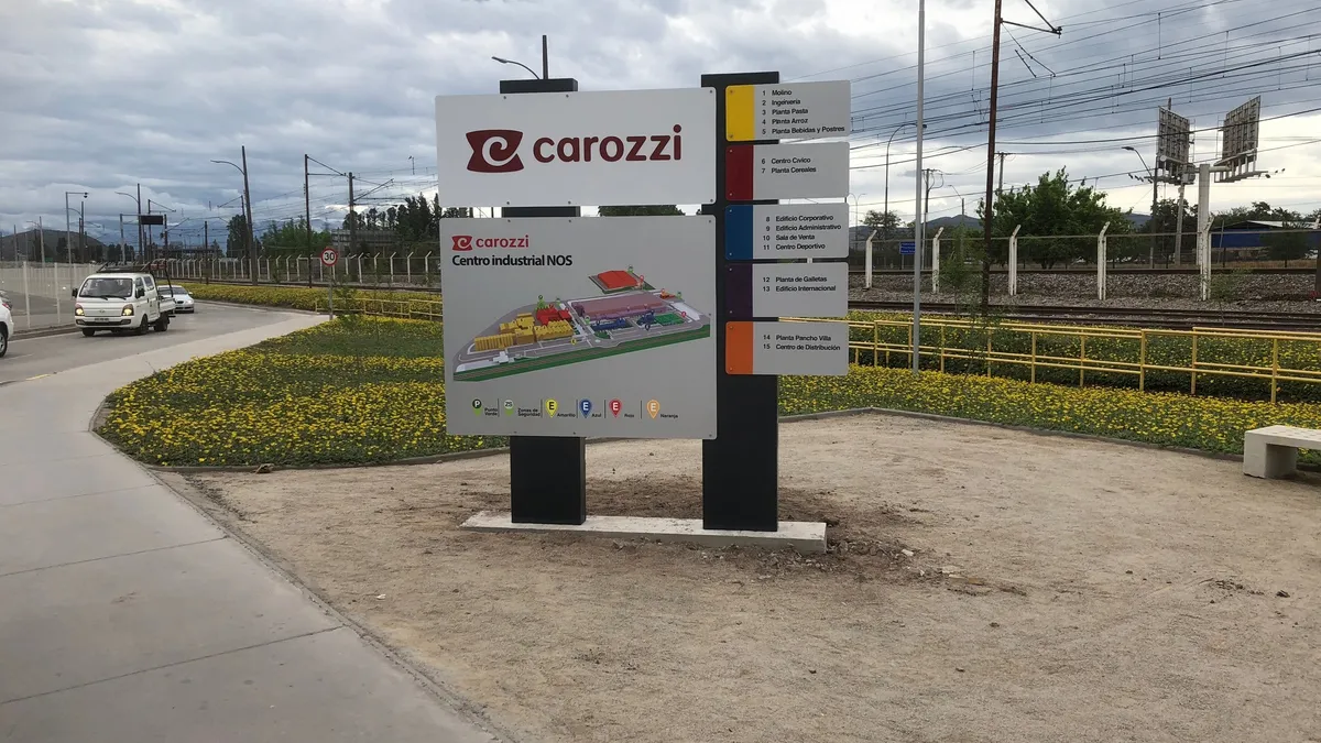 Tótem corporativo instalado en acceso vehicular